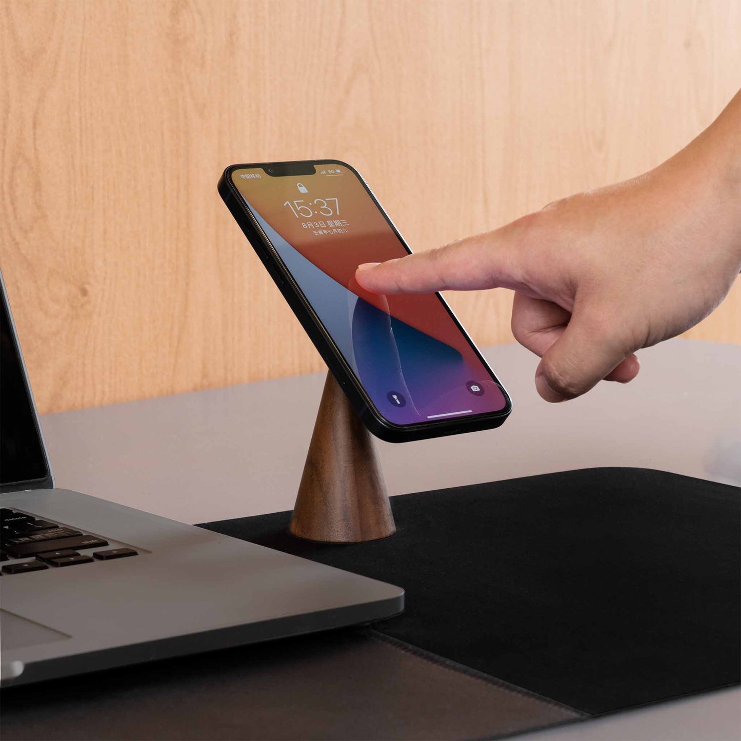 IPHONE MAGNETIC STAND