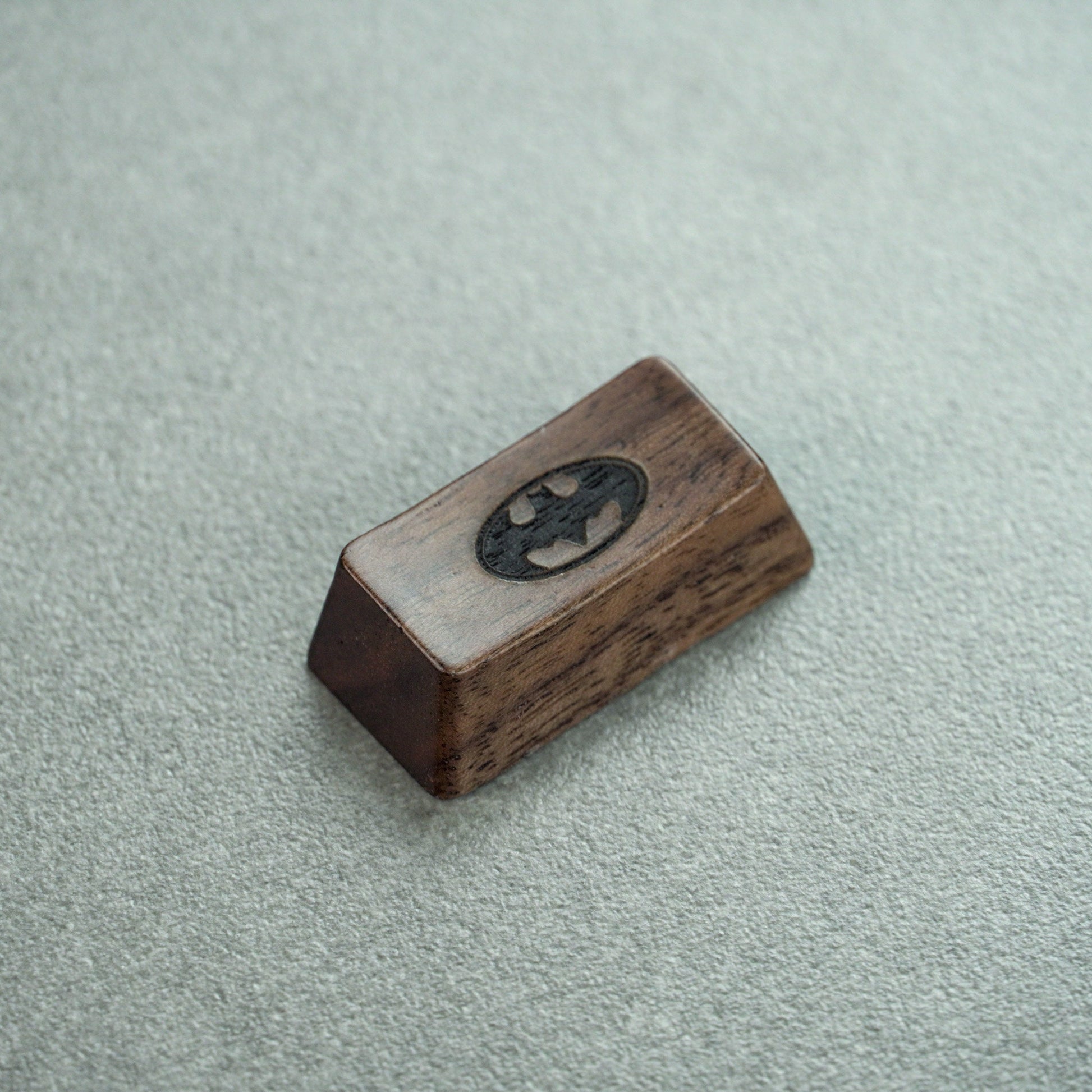 wooden-keycaps-custom-logo-detail-2